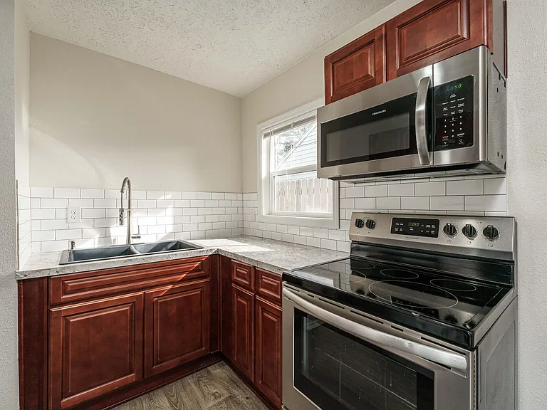300 SE 100th Ave #B — Photo 7