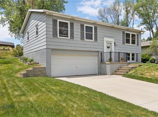 253 Chatham Rd NE, Cedar Rapids, IA 52402