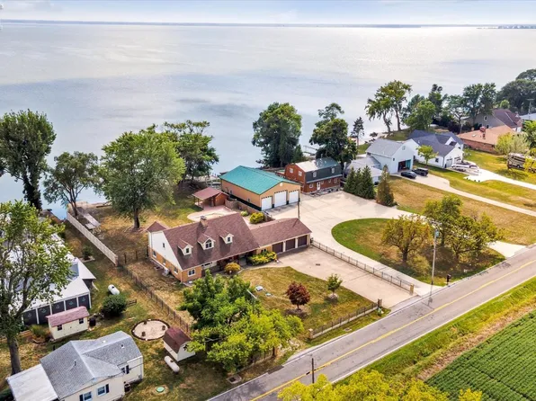 1086 E Hickory Grove Rd, Port Clinton, OH 43452