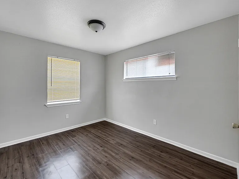 Pickfair Apartments — Photo 13