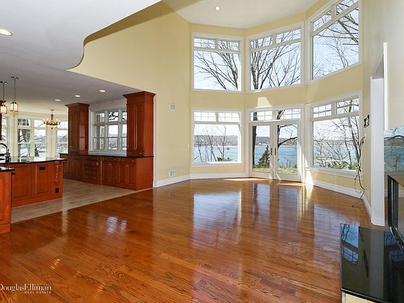 5th image of 37 Woodridge Ln