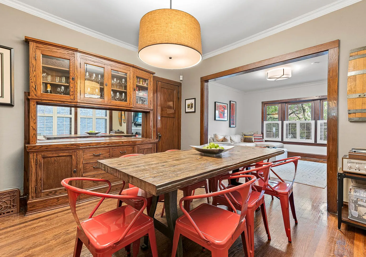 2056 N Kenmore Ave — Photo 2