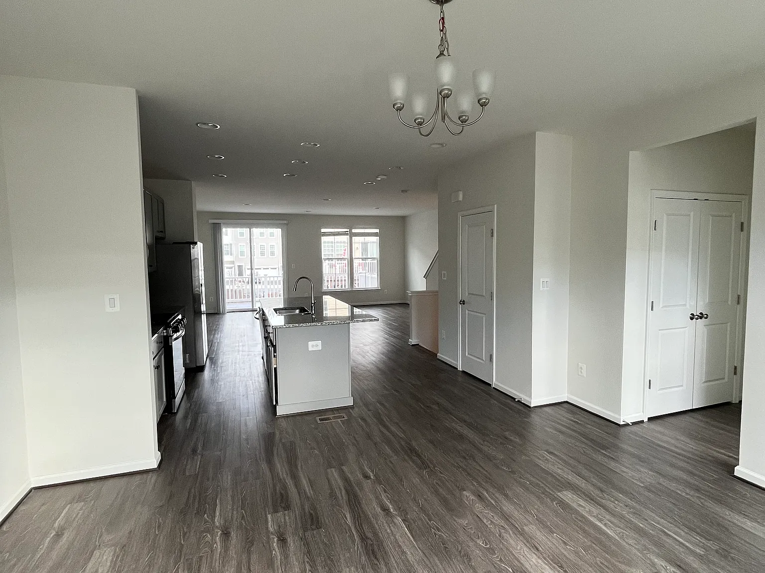 3 bed, 3.5 bath, 2202 sqft, $3,100 — Photo 2