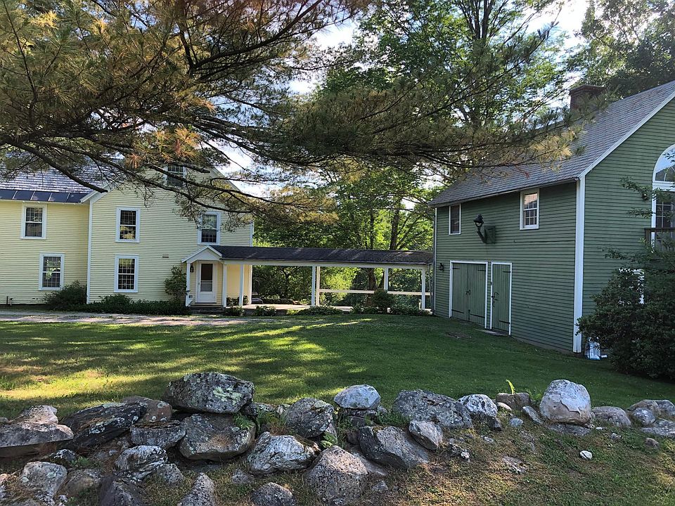 Outside Green Barn - 2 Bedroom Rental unit with private driveway entrance.