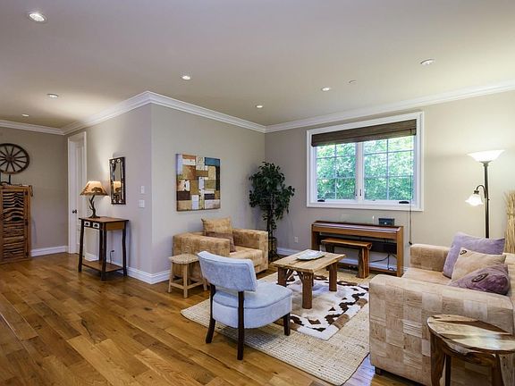4th image of 818 Toyon Way