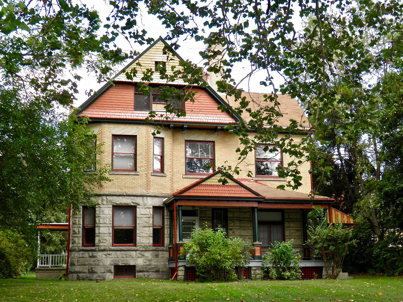 327 Thorn St — Photo 1