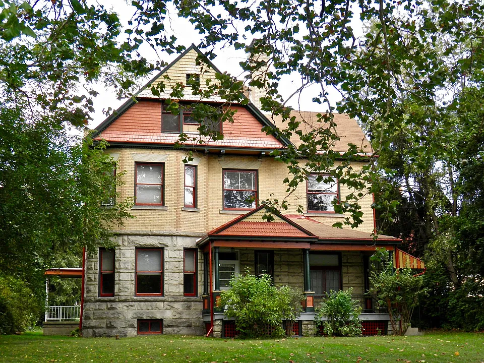 327 Thorn St #4
