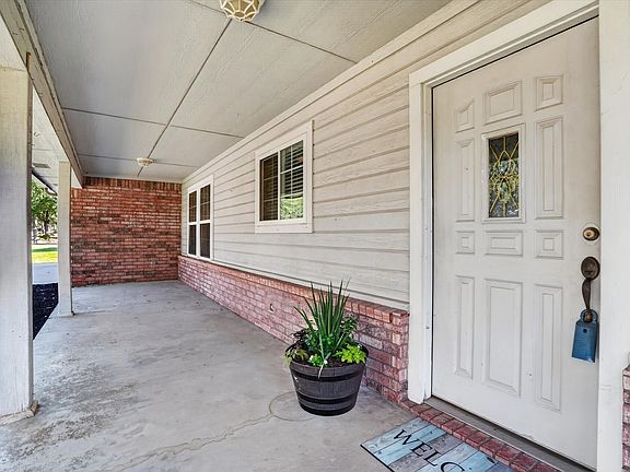 4th image of 215 Mistletoe Ln