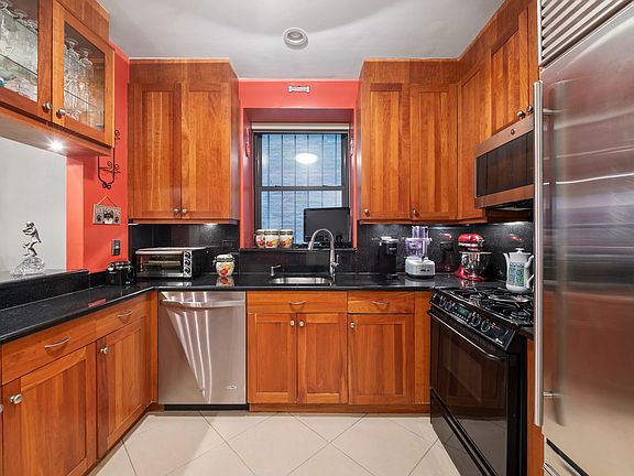 4th image of 425 W End Ave #1C