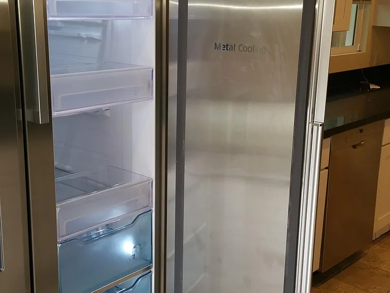Door in door refrigerator. Metal cooling.