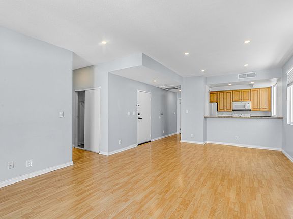 4th image of 1526 S Shenandoah St #203