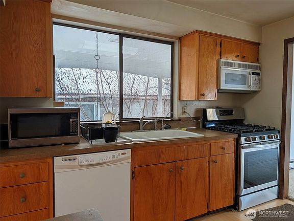 3rd image of 11214 34th Avenue E
