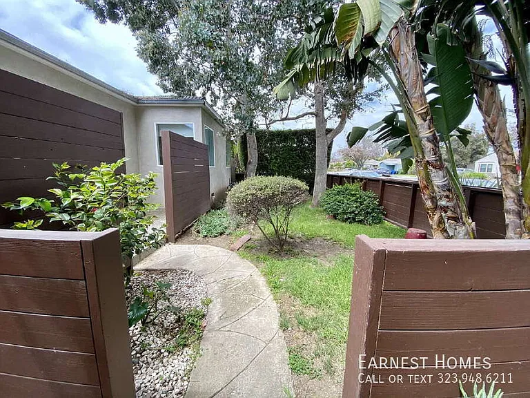 2577 S Bundy Dr — Photo 29