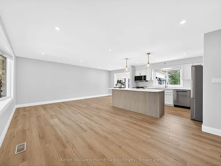535 Elgin St — Photo 9