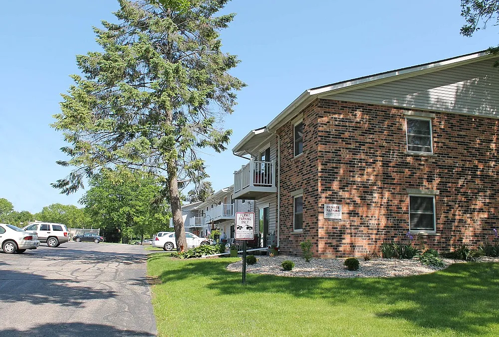 Monona Village Apartments — Photo 3