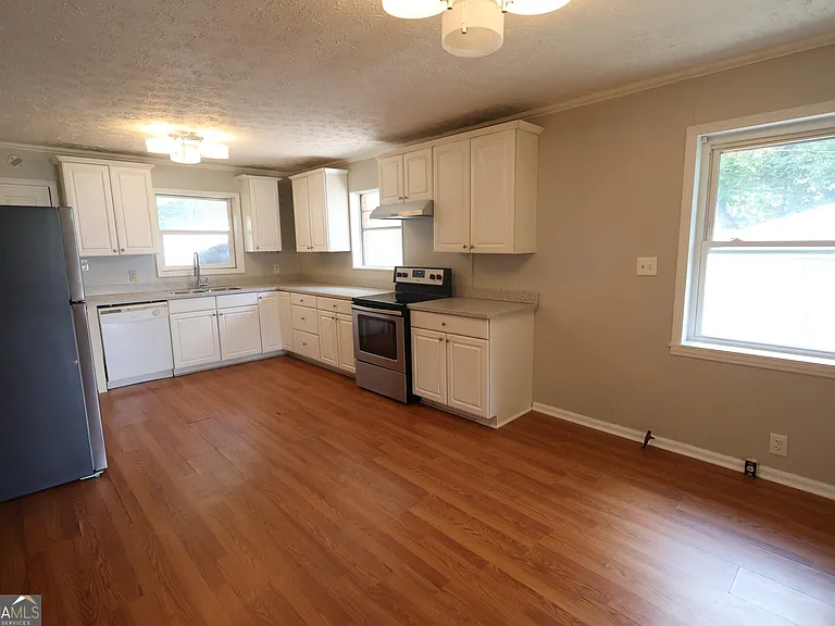 615 N Jefferson St NE — Photo 6