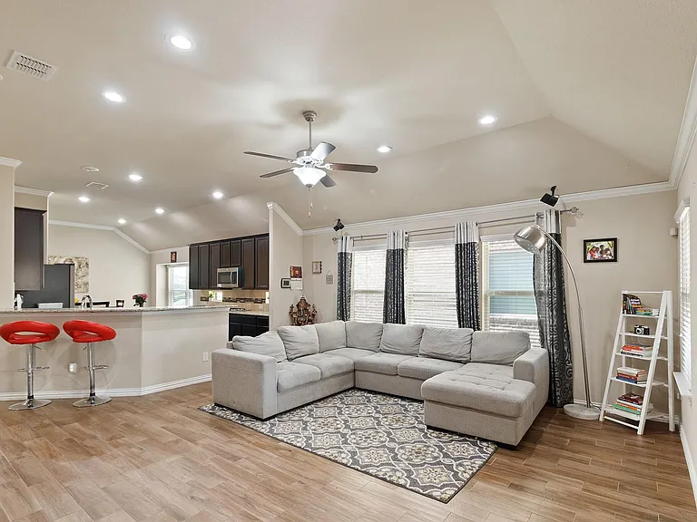 16609 Lincoln Park Ln — Photo 4