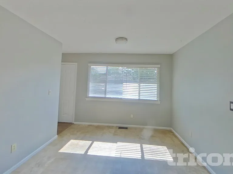 910 Foothills Ct — Photo 4