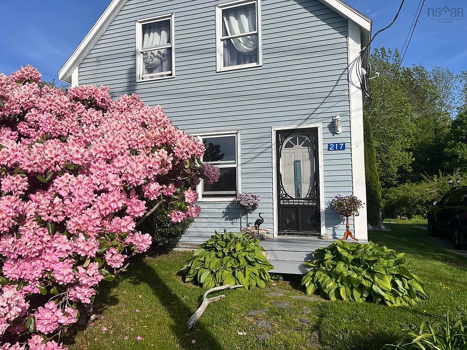 1st image of 217 Waterloo St