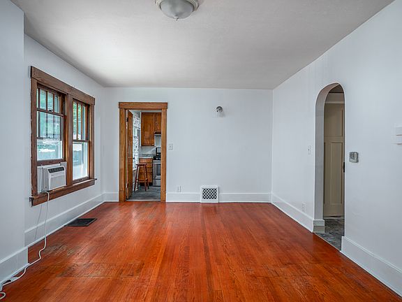 4th image of 2422 Western Ave