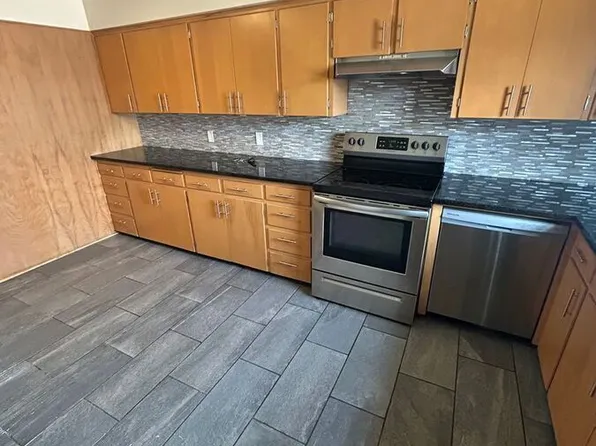 207 W 3rd St S APT 1, Newton, IA 50208