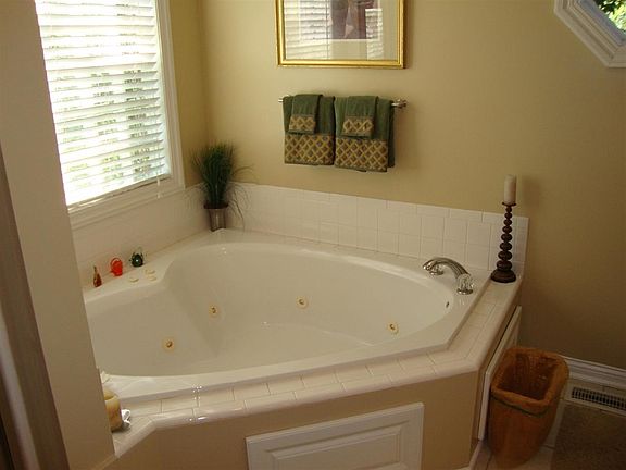 3rd image of 670 Willow Bend Cir