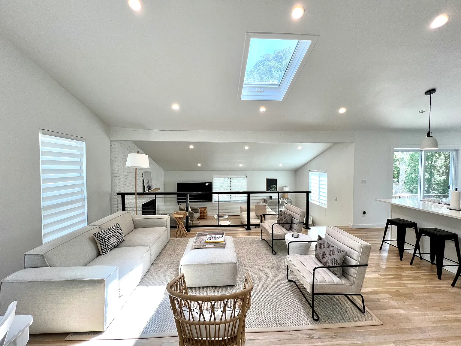 Renovated 3/2 contemporary in Springs — Photo 2