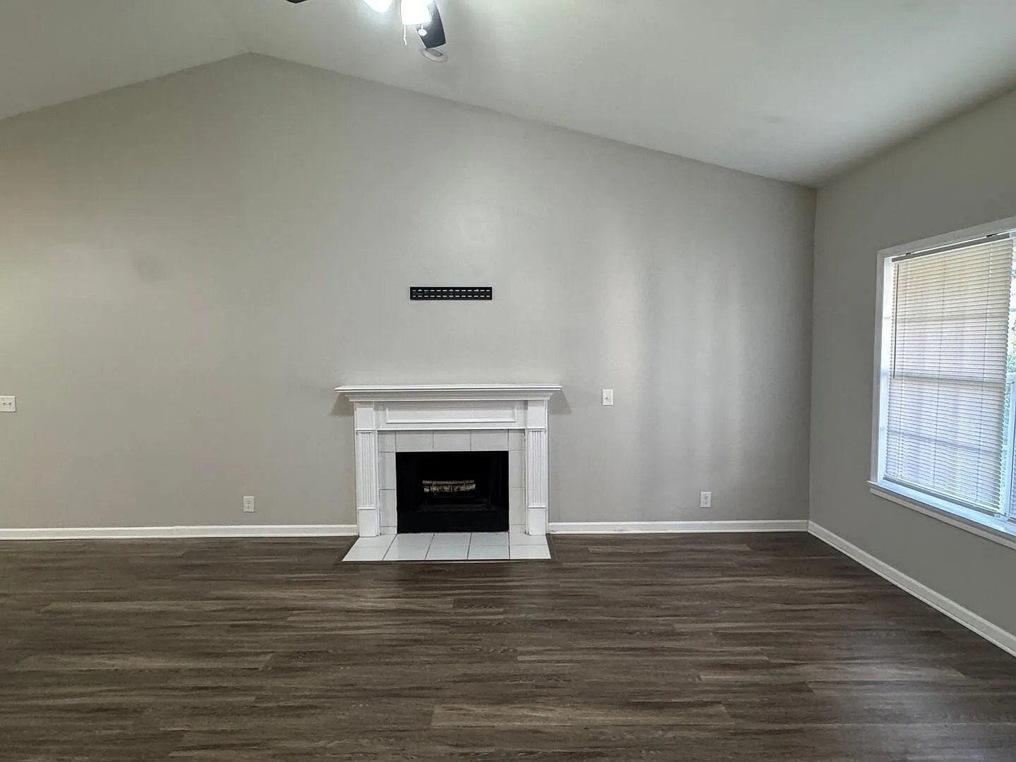 Beautiful 3 bed 2 bath home with open floorplan — Photo 4