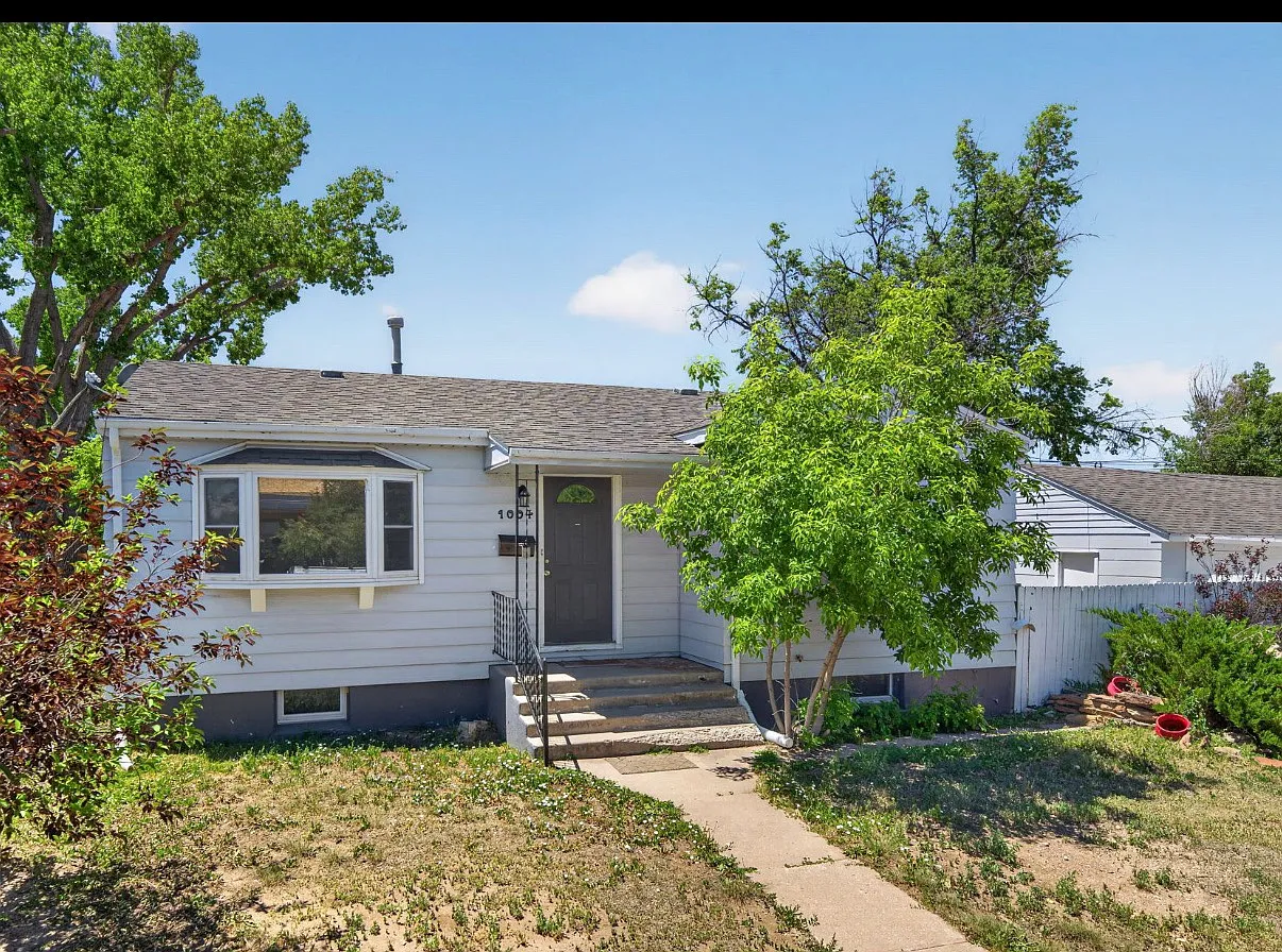 4 bed, 1300 sqft, $2,300 — Photo 1