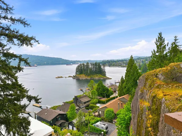 1584 Look Out Point, North Vancouver, BC V7G 1X9