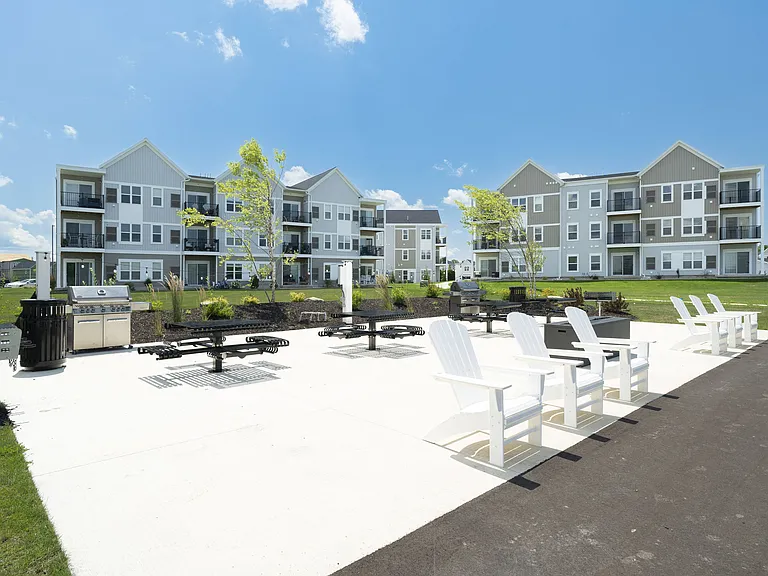 Elmwood Lake Apartments — Photo 27