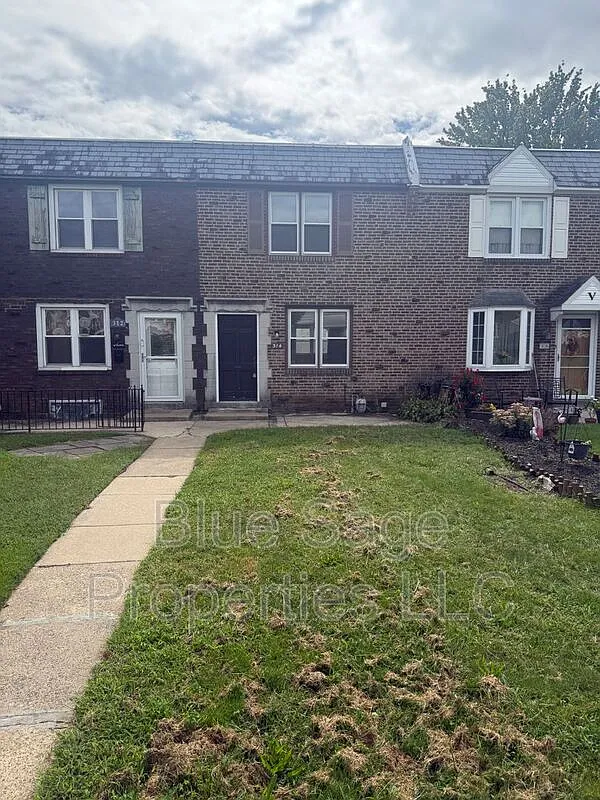 3 bed, 1.0 bath, 1008 sqft, $1,795 — Photo 1