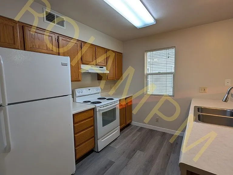 682 Quincy St — Photo 3