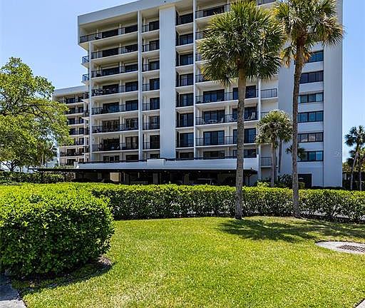 3rd image of 150 Belleview Blvd APT 306