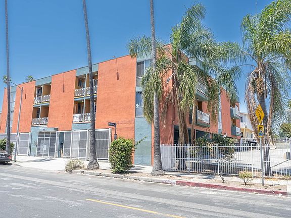 3rd image of 935 S Mariposa Ave #19