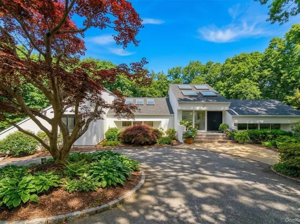 5 Waterford Way, Syosset, NY 11791