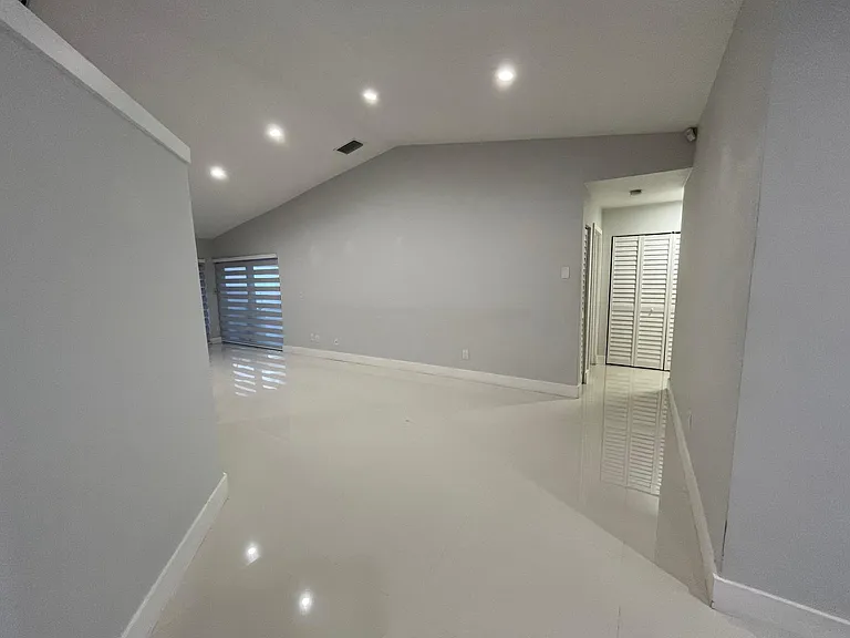 19361 SW 125th Ave — Photo 2