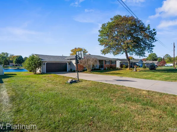 3269 Lake Dr, Fort Gratiot, MI 48059