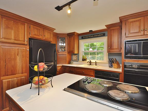 3rd image of 22 Sachem Drive