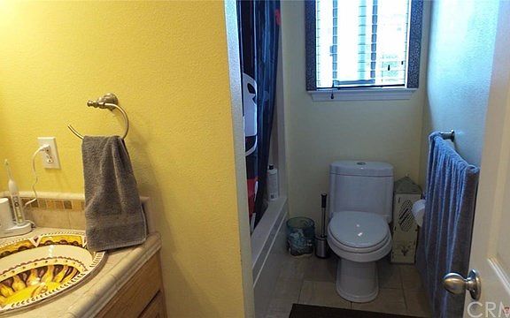 Full bath of upper level.