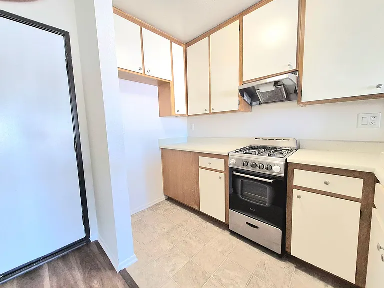 Lassen Apartments — Photo 11