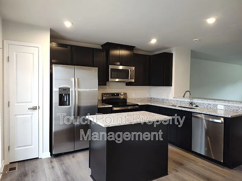 3 bed, 3.5 bath, 1420 sqft, $1,900 — Photo 4