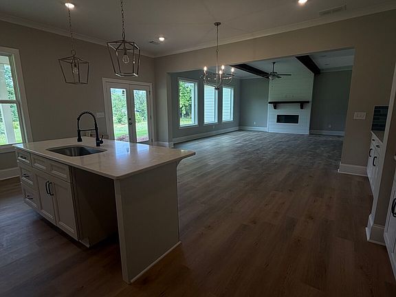 3rd image of 137 Twin Oaks Dr