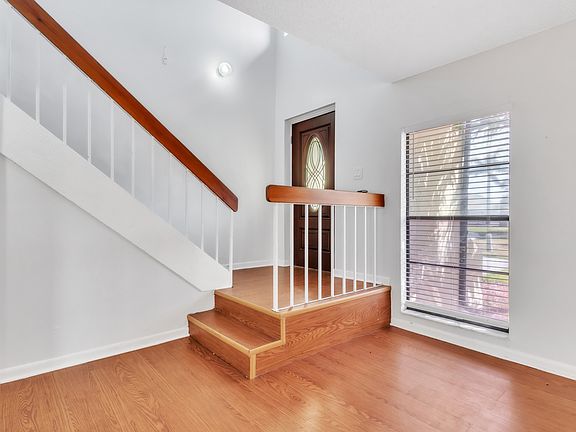4th image of 624 SE 12th Ct