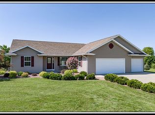 E9571 Breezeway Dr, Fremont, WI 54940