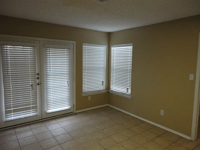 1000 Silverstone Ln — Photo 3