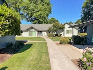 920 W 1st Ave — Photo 1