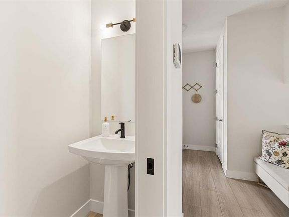 3rd image of 1129 N Cranbrook Gdns SE
