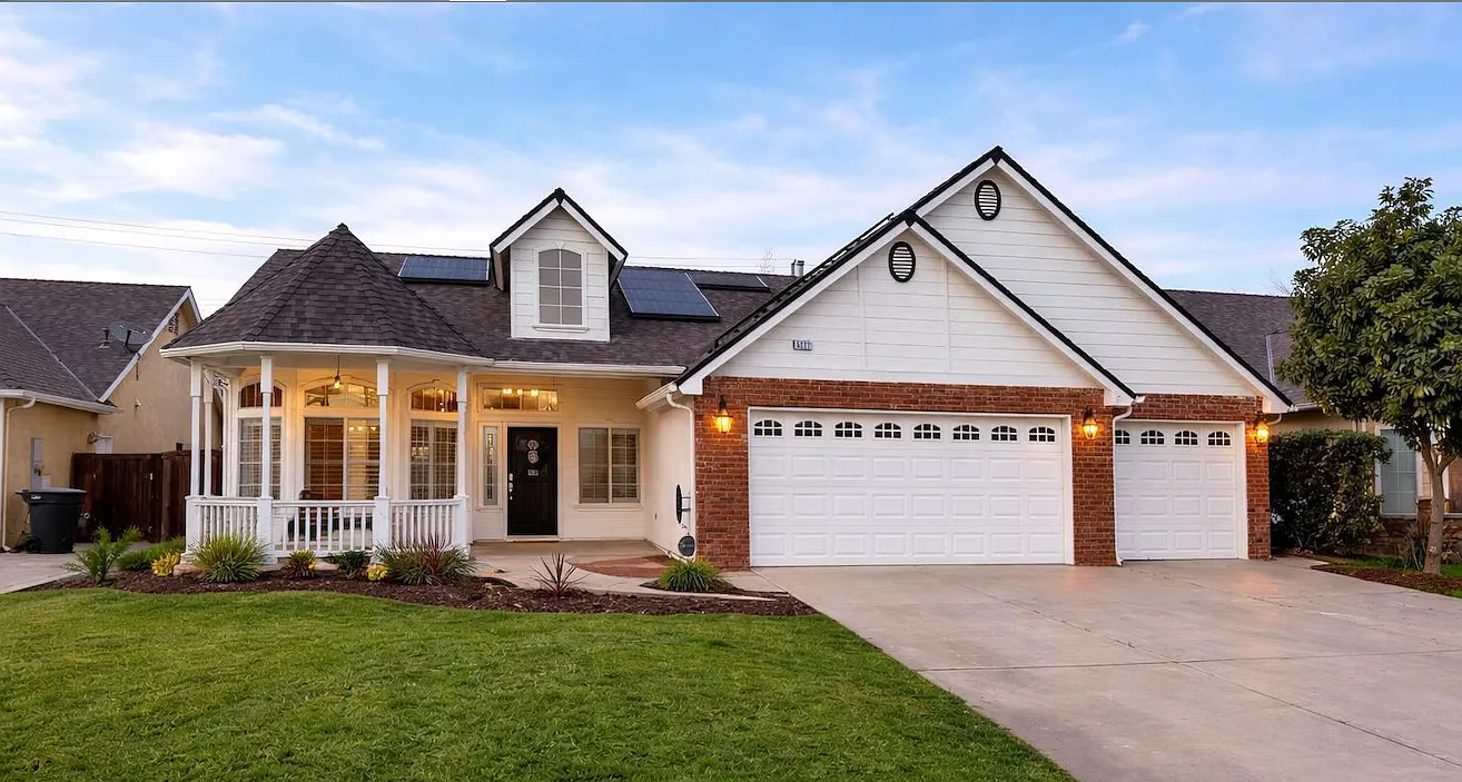 4 bed, 2300 sqft, $3,000 — Photo 1