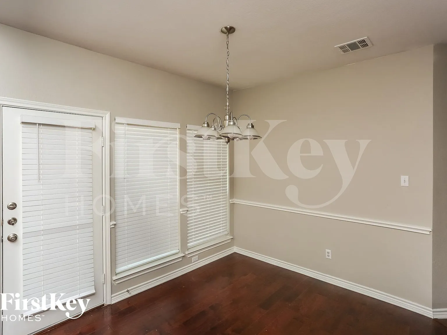 4 bed, 2.0 bath, 2477 sqft, $2,525 — Photo 3